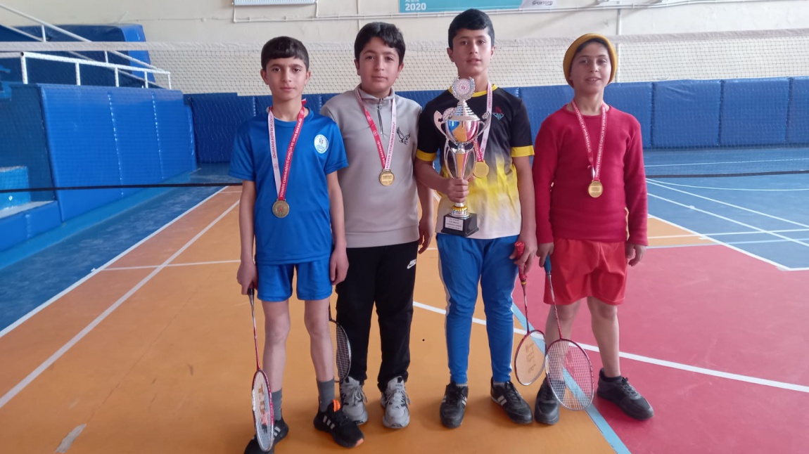 Badminton Yıldızlar Erkek Takımımız İl 1. si